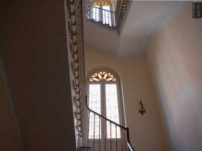 I gradini conducono al vano scala nel quale si aprono delle finestre ad arco con lunette ornate
